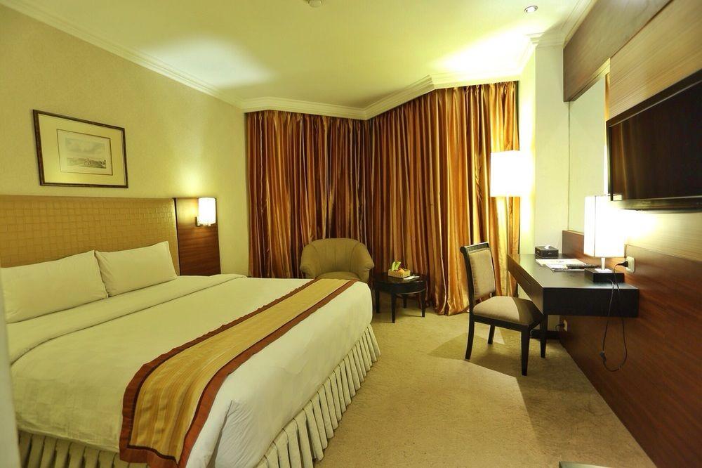 Almadera Hotel Makassar Exterior photo