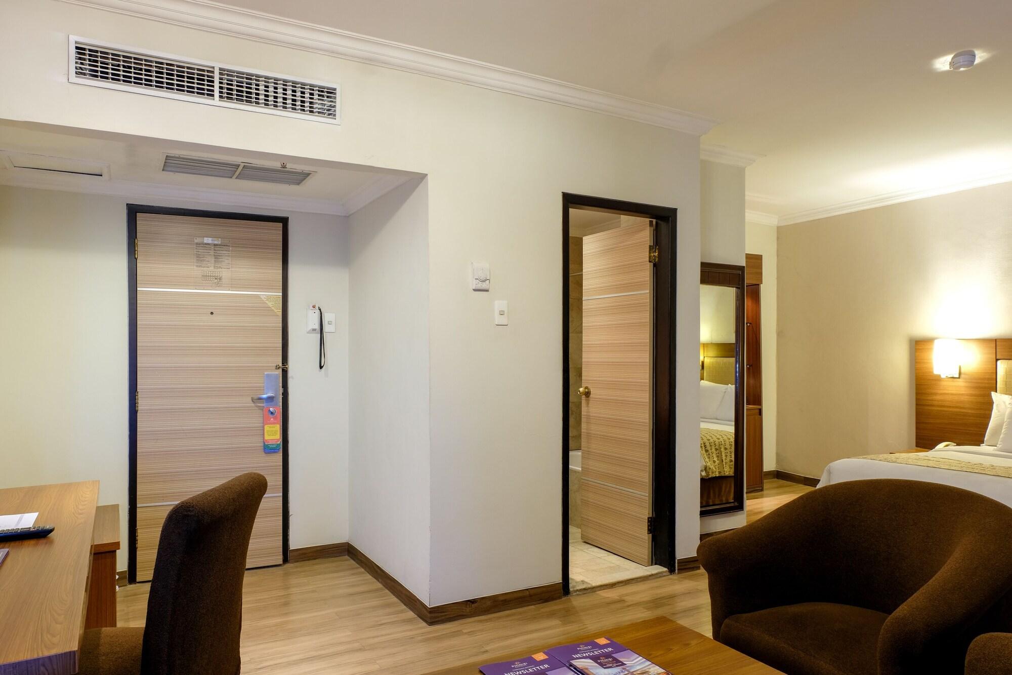 Almadera Hotel Makassar Exterior photo