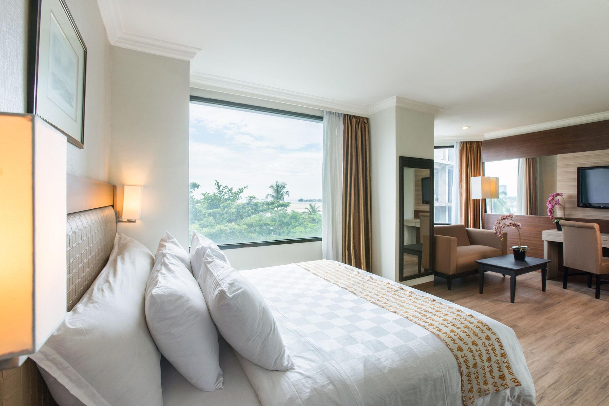 Almadera Hotel Makassar Exterior photo