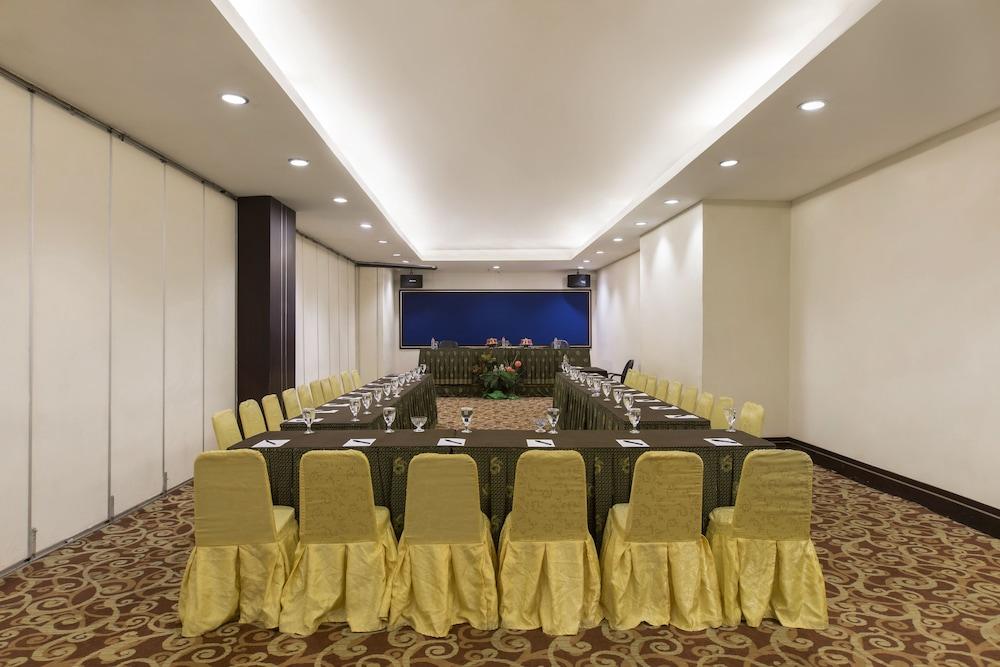 Almadera Hotel Makassar Exterior photo