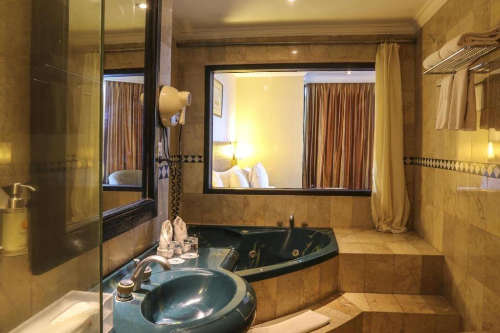 Almadera Hotel Makassar Exterior photo