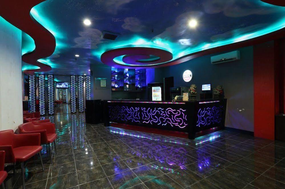 Almadera Hotel Makassar Exterior photo