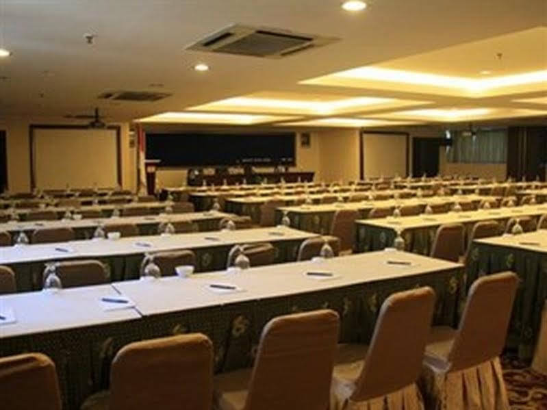 Almadera Hotel Makassar Exterior photo