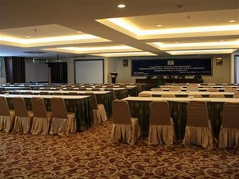 Almadera Hotel Makassar Exterior photo