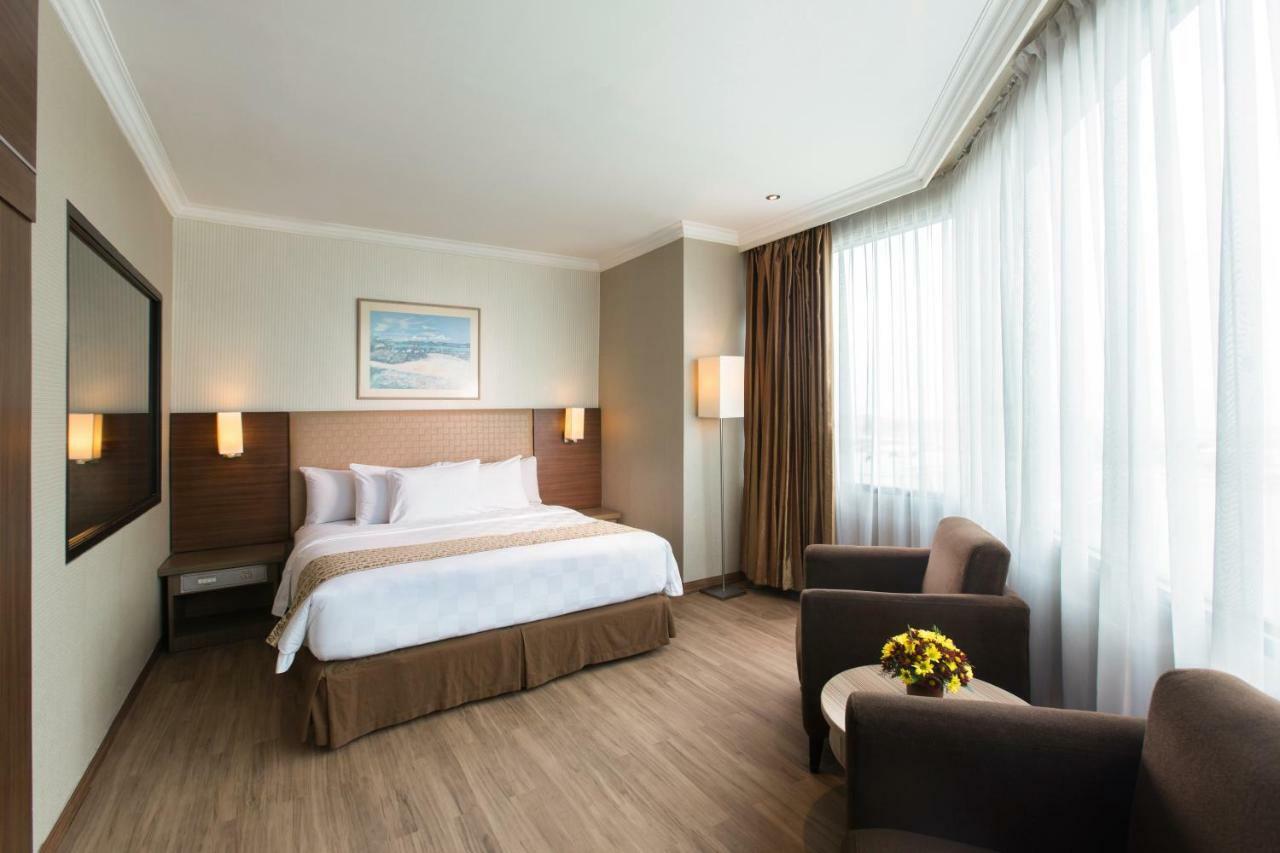 Almadera Hotel Makassar Exterior photo