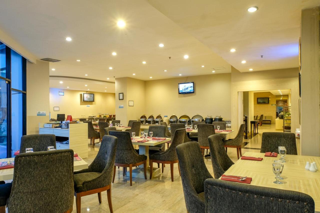 Almadera Hotel Makassar Exterior photo