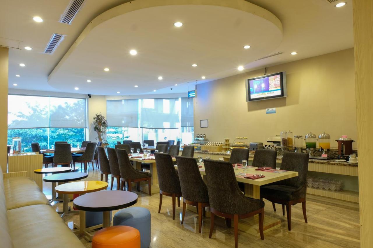 Almadera Hotel Makassar Exterior photo