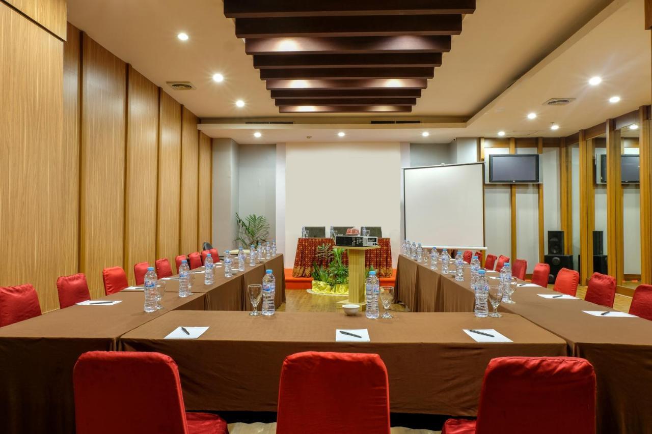 Almadera Hotel Makassar Exterior photo