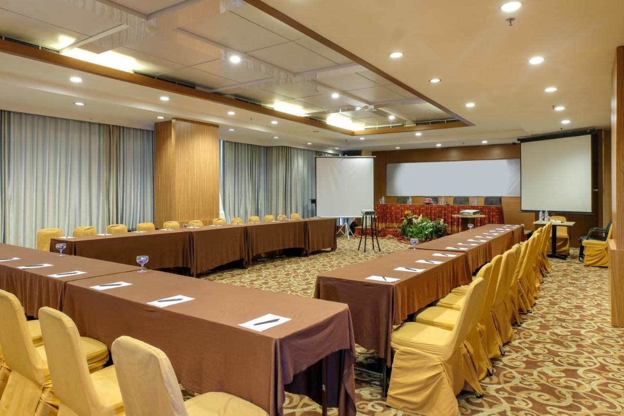 Almadera Hotel Makassar Exterior photo