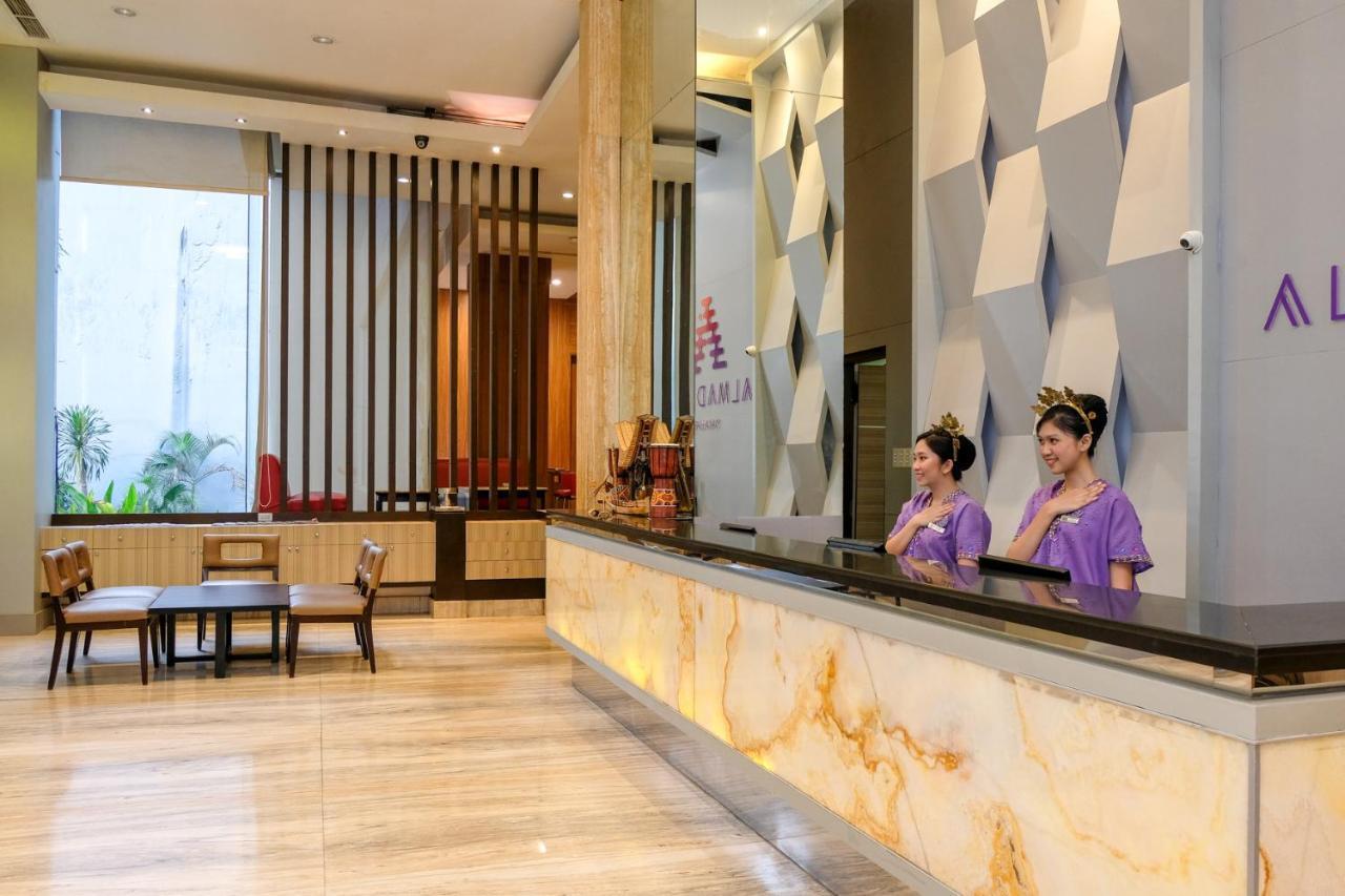 Almadera Hotel Makassar Exterior photo