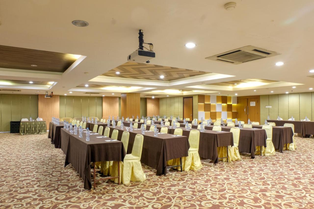 Almadera Hotel Makassar Exterior photo