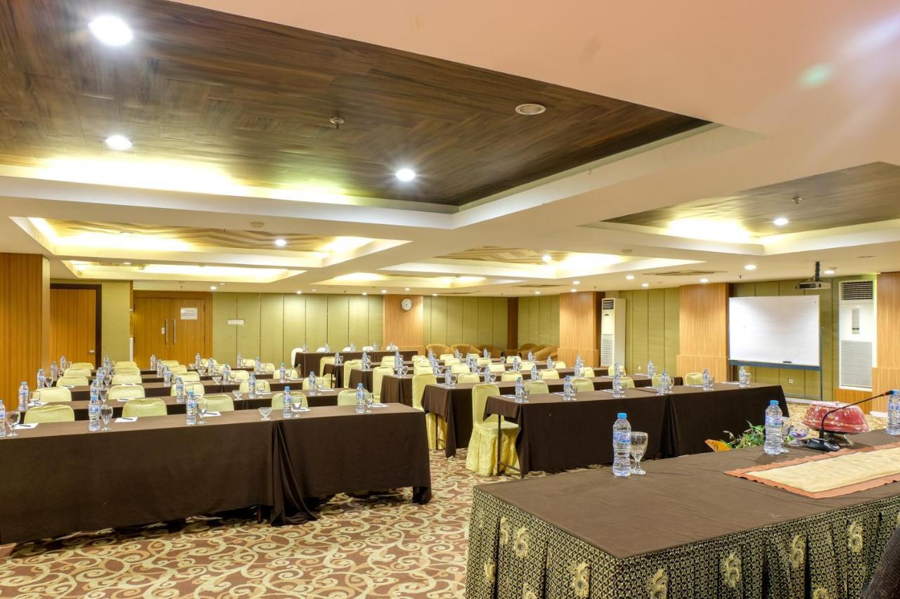 Almadera Hotel Makassar Exterior photo