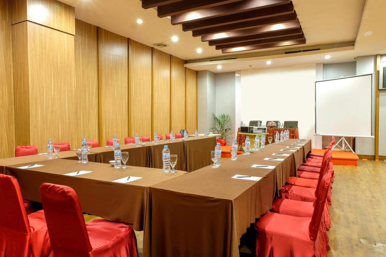 Almadera Hotel Makassar Exterior photo