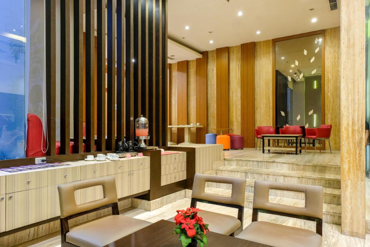 Almadera Hotel Makassar Exterior photo